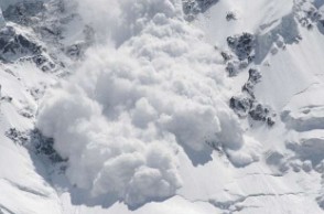 J&K: 8 missing after avalanche hits car