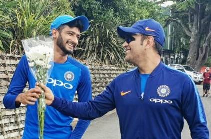 Khaleel Ahmed And MS Dhoni\'s Bromance Breaks The Internet
