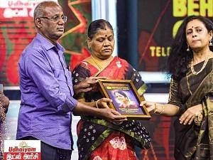 Behindwoods Gold Icons Emotional moment as VJ Chitra