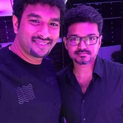 Lyricist Vivek's angry statement over Sarkar controversy