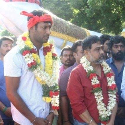 Vishal and Lingusamy gift gold coins to their Sandakozhi 2 team