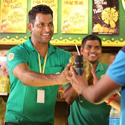 Vishal helps Gaja cyclone victims - turns canteen staff